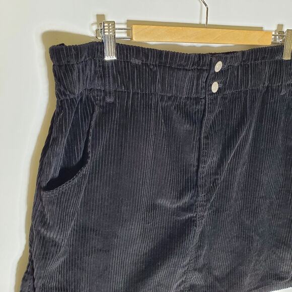 Forever 21 Plus Black Corduroy skirt Size 2x in Great used condition - Picture 3 of 5